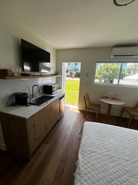 More Photos Of 327 Harding St, Hollywood Hotel For Sale