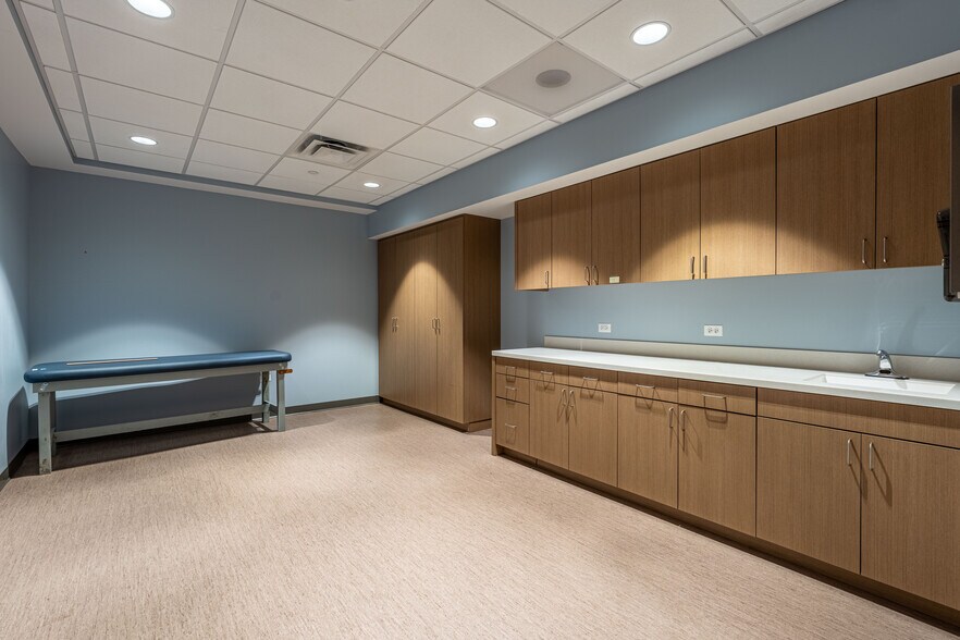 More Photos Of 456 Nelson Rd, New Lenox Freestanding For Lease