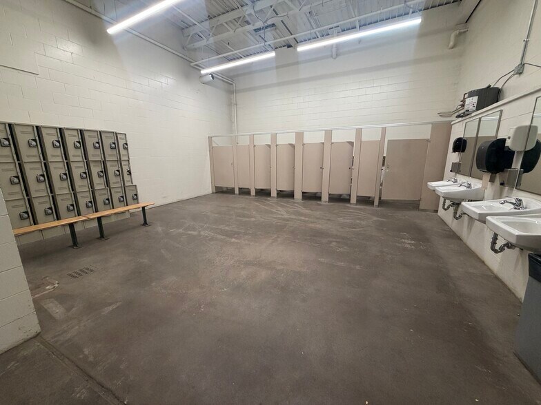 More Photos Of 624 B Ave E, Seymour Warehouse For Lease