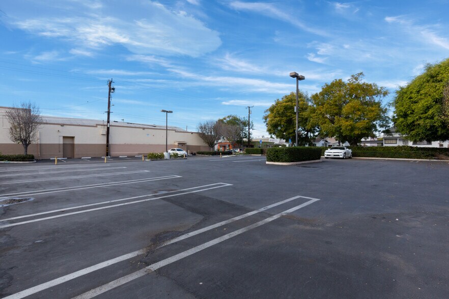 More Photos Of 505 S Main St, Santa Ana Storefront For Sale