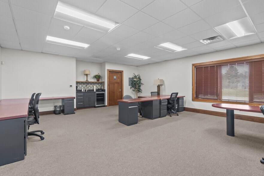 More Photos Of 2492 Crest Dr, Lake Geneva Office For Sale
