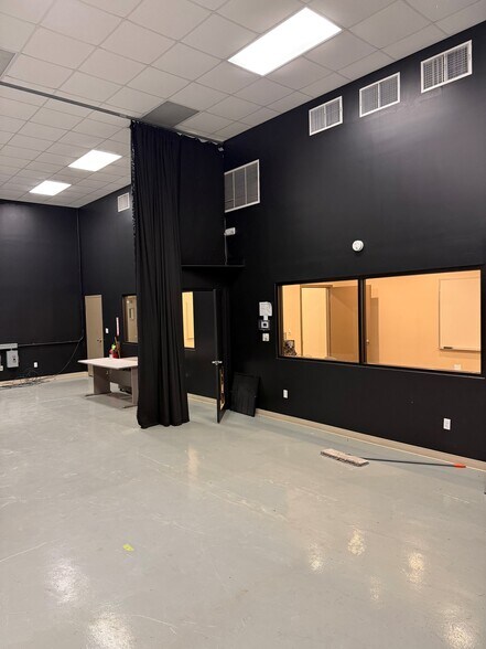 More Photos Of 960 W Lincoln Rd, Lake Charles Warehouse For Sale