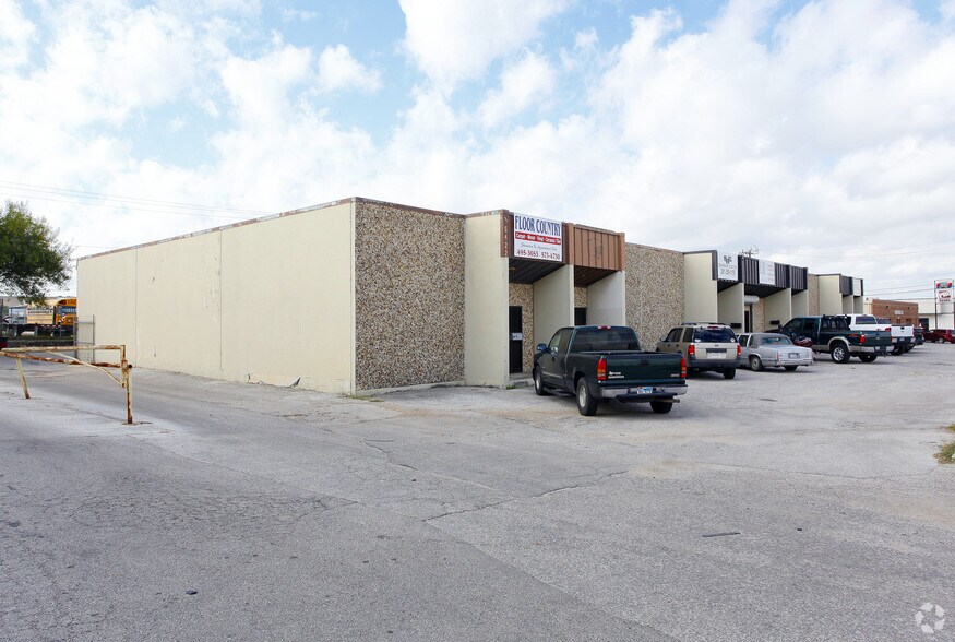 More Photos Of 5410-5422 Schertz Rd, San Antonio Light Manufacturing For Lease
