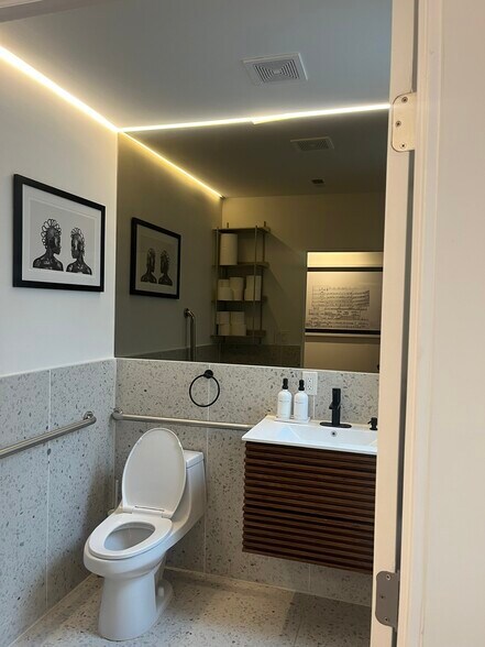 More Photos Of 709 D St SE, Washington Storefront For Lease