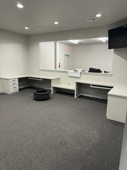 More Photos Of 601 Enterprise Dr, Edmond Office For Lease
