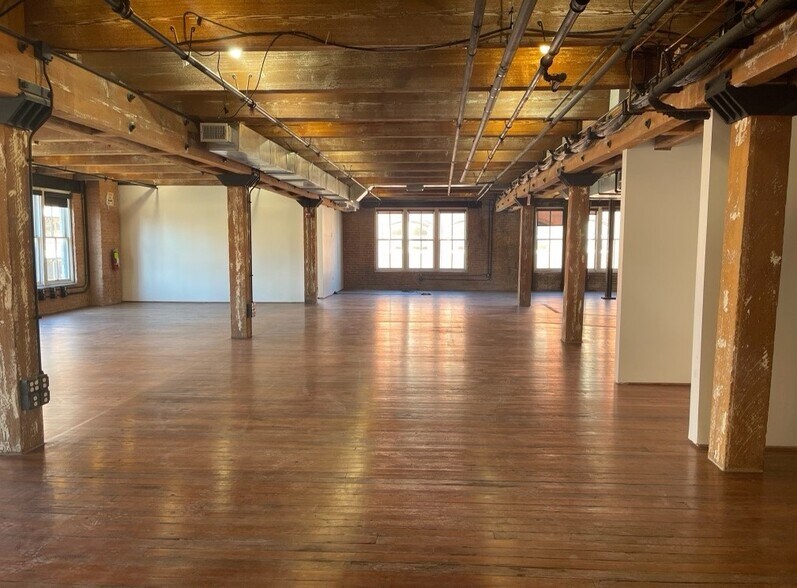 More Photos Of 208 N Market St, Dallas Office For Lease