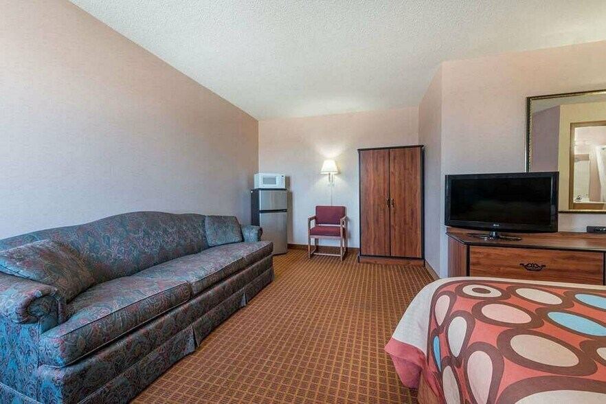 More Photos Of 709 S 13th St, Wakeeney Hotel For Sale