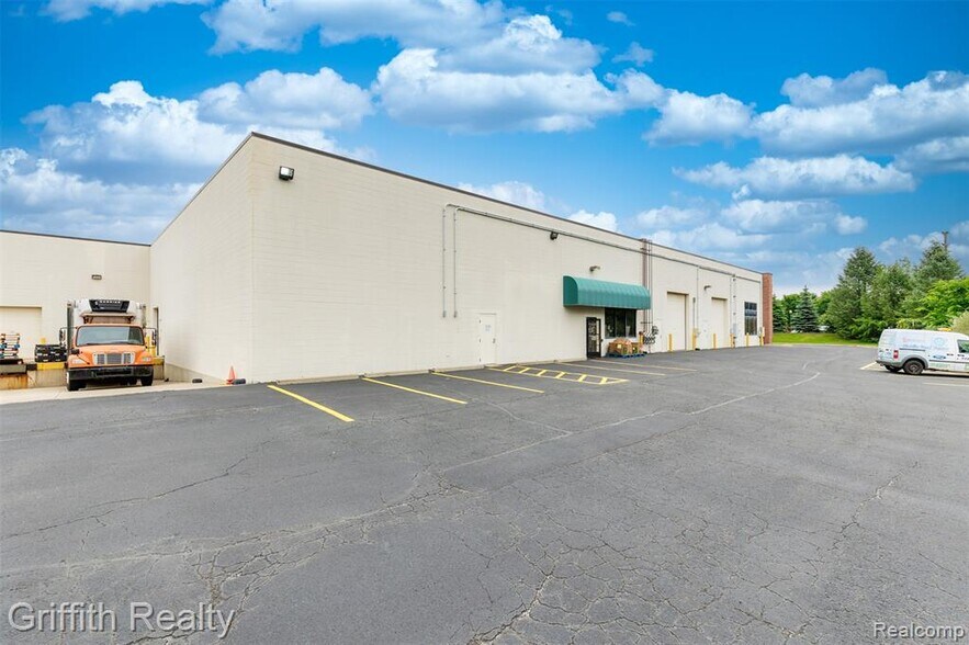 More Photos Of 5840-5936 Sterling Dr, Howell Flex For Lease