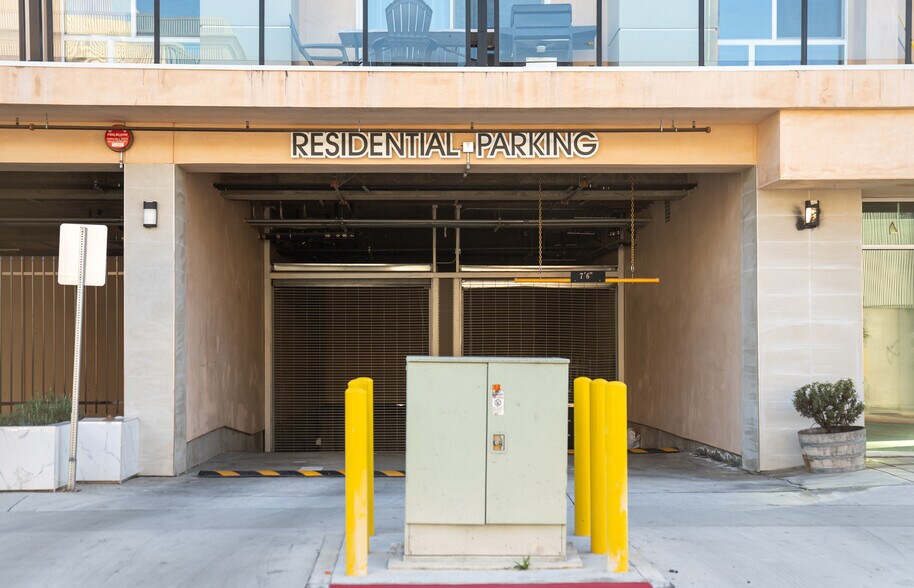 More Photos Of 1598 Long Beach Blvd, Long Beach Storefront Retail Office For Sale