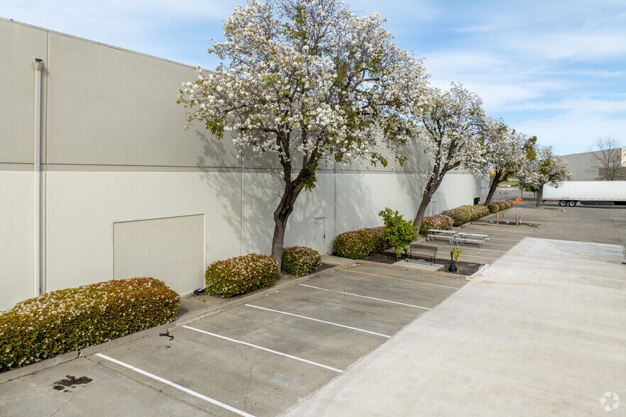 More Photos Of 3930 Seaport Blvd, West Sacramento Warehouse For Lease
