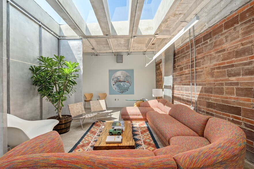 More Photos Of 1701 Commerce St, Houston Loft Creative Space For Lease