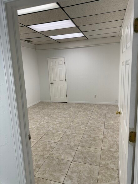 More Photos Of 1412-1414 Viscaya Pky, Cape Coral Warehouse For Lease