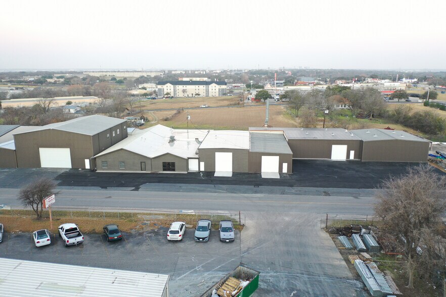 More Photos Of 11110 Bluff Bend Dr, Austin Warehouse For Lease