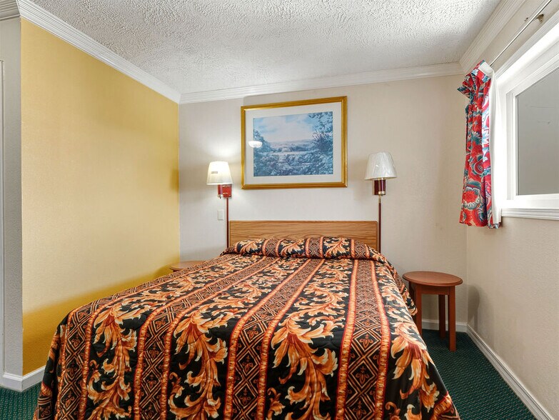 More Photos Of 1900 No Broadway Ave, Ada Hotel For Sale