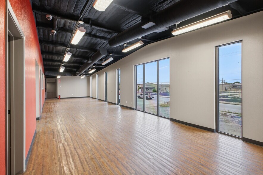 More Photos Of 2110 Mannix Dr, San Antonio Light Distribution For Sale