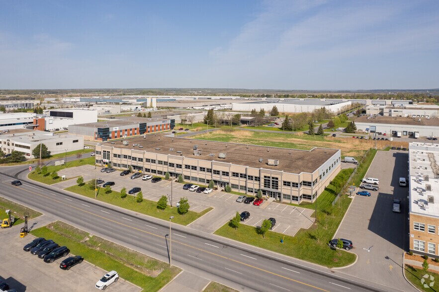 More Photos Of 205 Rue Joseph-Carrier, Vaudreuil-dorion Light Distribution For Lease
