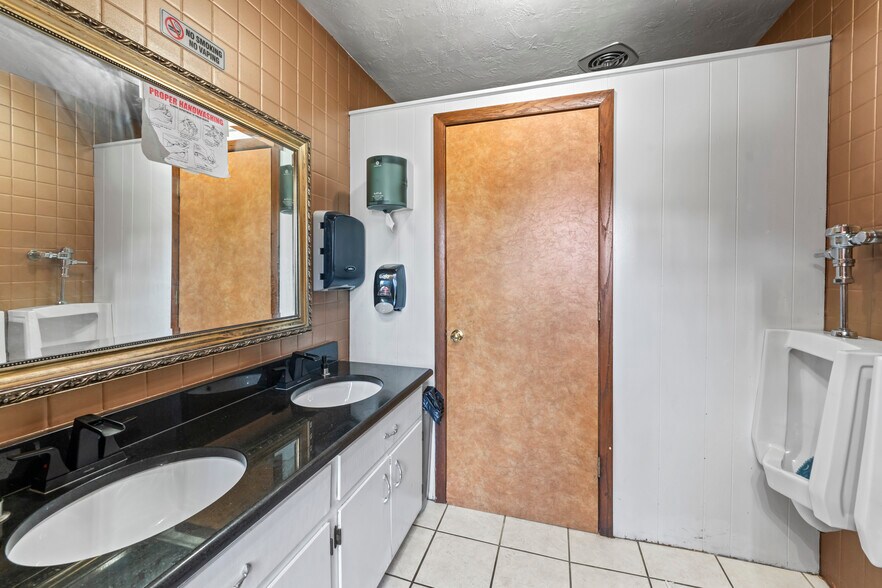 More Photos Of 10140 S Roberts Rd, Palos Hills Bar For Sale