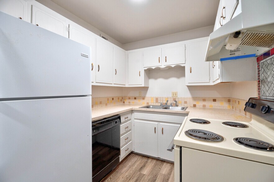 More Photos Of 2500 W 26th St, Plainview Apartments For Sale