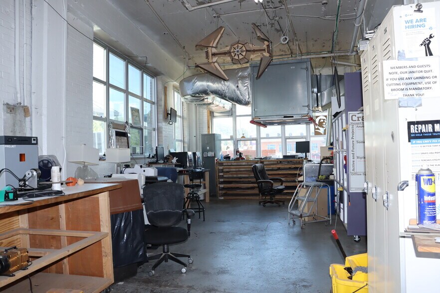 More Photos Of 100 Cherokee Blvd, Chattanooga Office For Sale