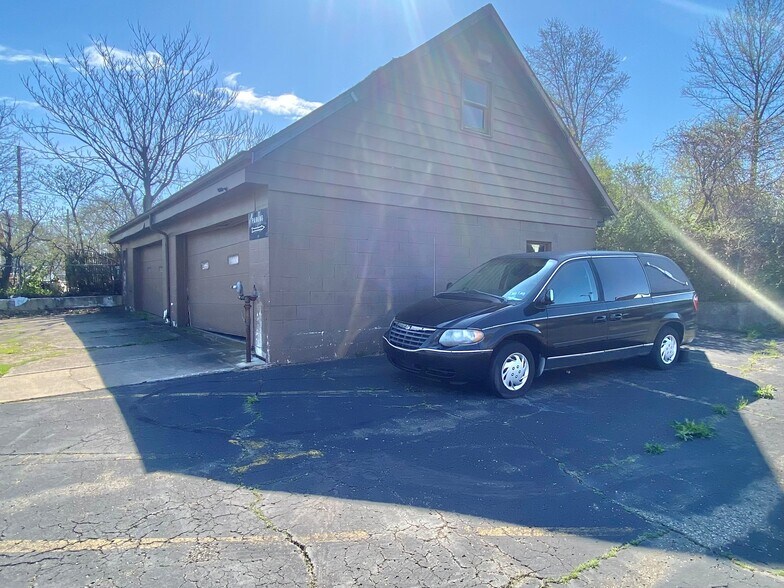 More Photos Of 2926 Pine Ave, Erie Office For Sale