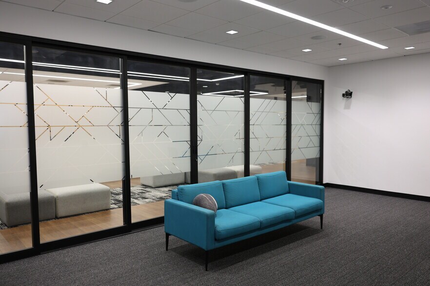 More Photos Of 4201 W Vanowen Pl, Burbank Light Distribution For Lease