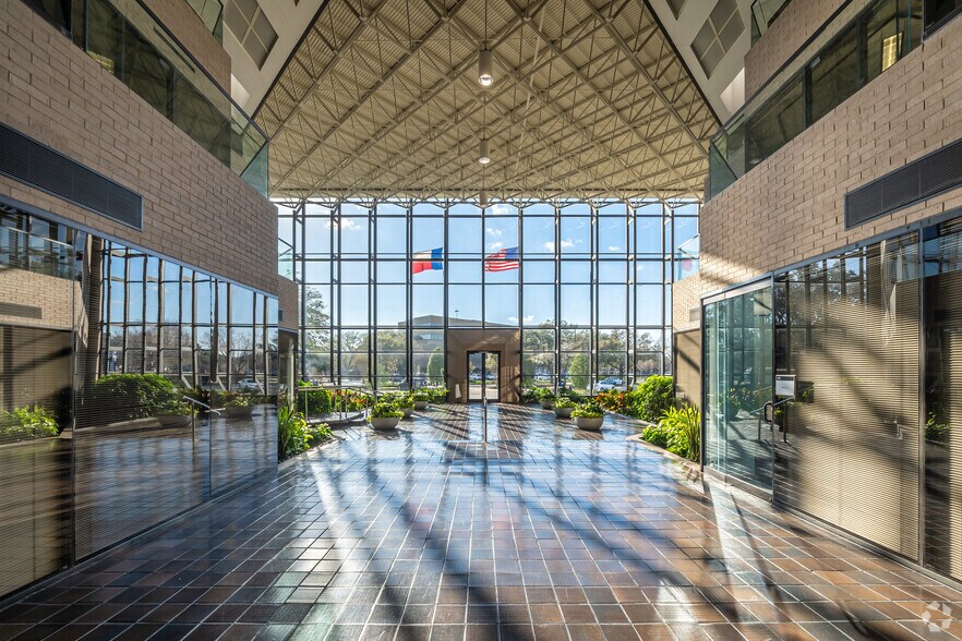 More Photos Of 12621 Featherwood Dr, Houston Office For Lease