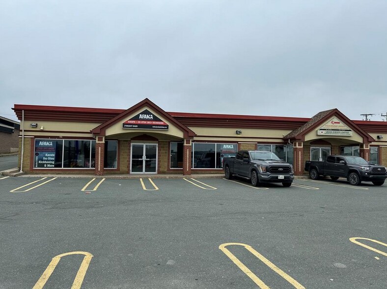 Primary Photo Of 1288 Topsail Rd, Paradise Freestanding For Sale