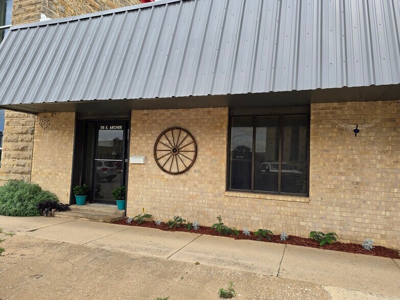 Primary Photo Of 115 Archer St, Jacksboro Office For Sale