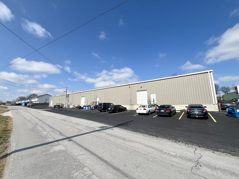 More Photos Of 1008 W Farmer St, Ozark Warehouse For Lease