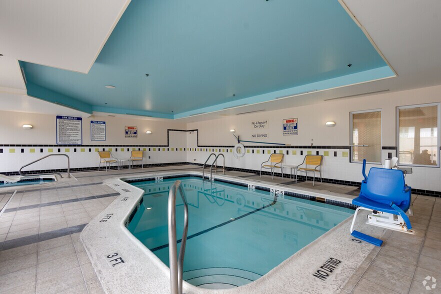 More Photos Of 1319 E King Ave, Kingsland Hotel For Sale