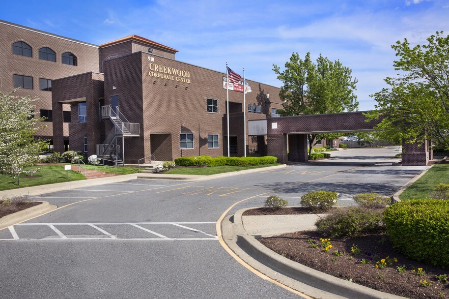 More Photos Of 910 W Basin Rd, New Castle Unknown For Lease