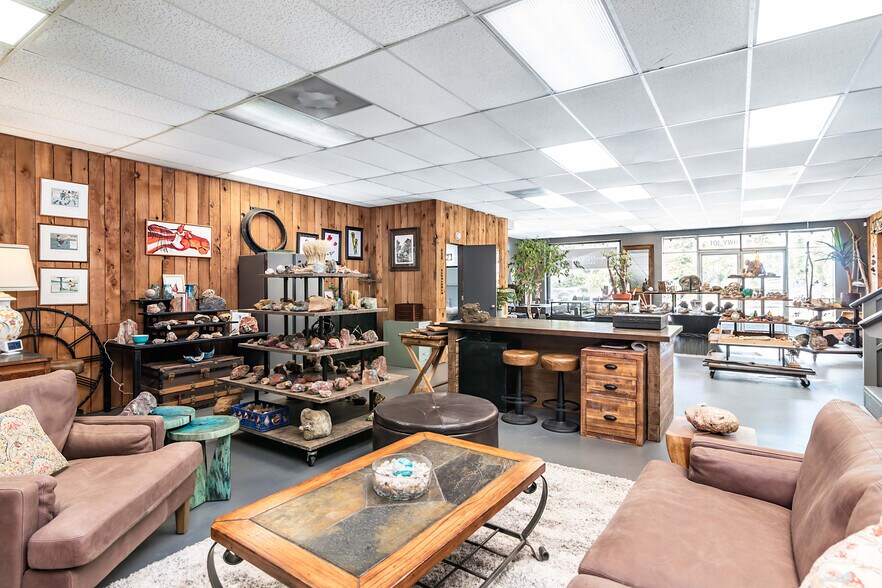 More Photos Of 3110 SE Highway 101, Lincoln City Storefront For Sale