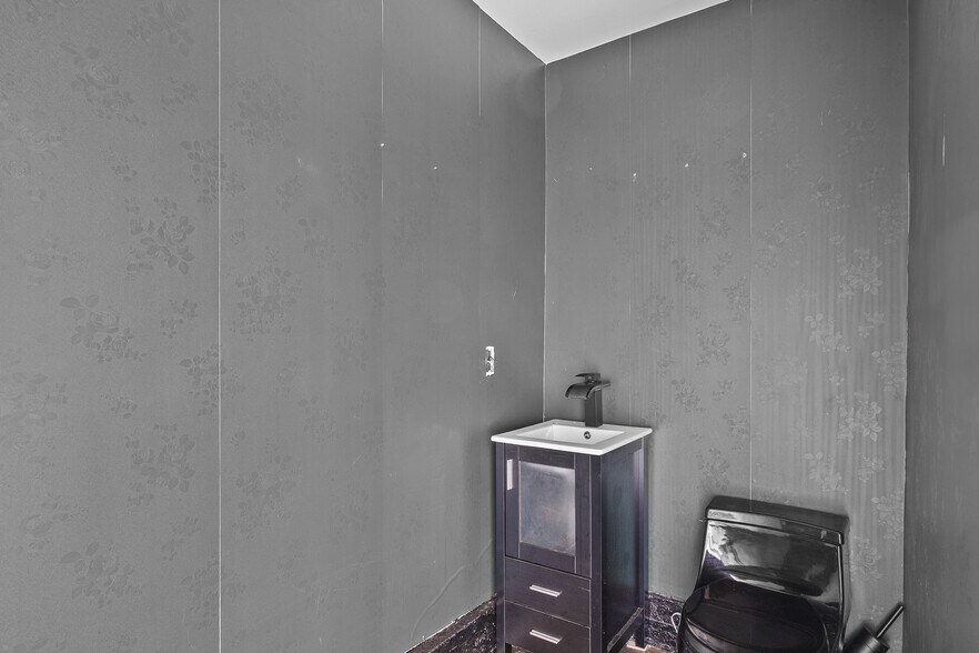 More Photos Of 5520-5522 Cahuenga Blvd, North Hollywood Freestanding For Sale