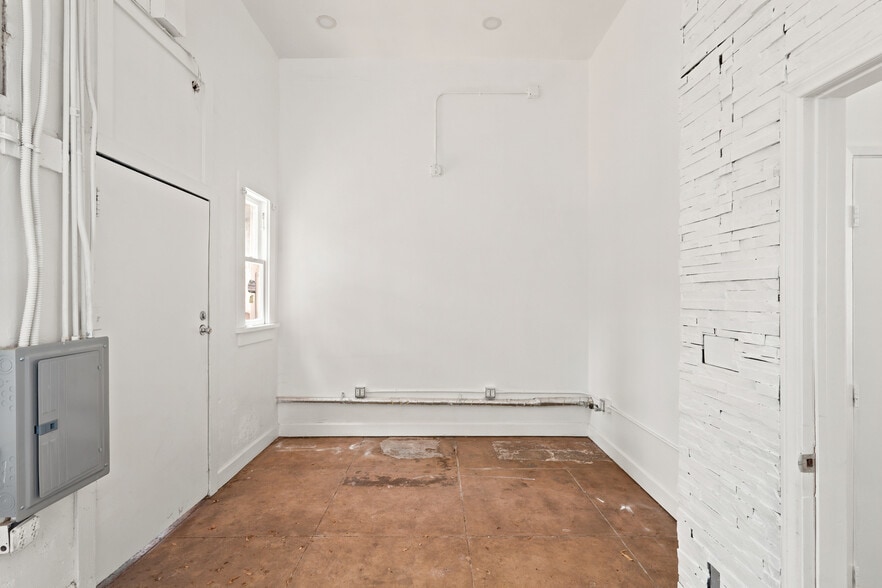 More Photos Of 5648-5662 Hollywood Blvd, Los Angeles Storefront For Lease