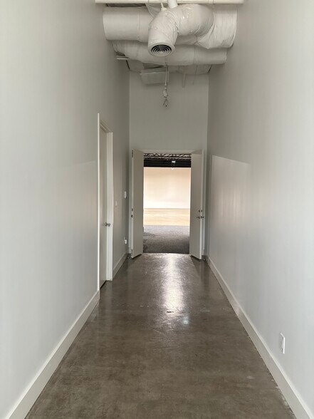 More Photos Of 2119-2133 Farrington St, Dallas Warehouse For Sale