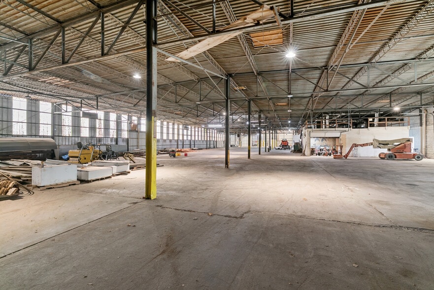 More Photos Of 4000 Memorial Blvd, Springfield Freestanding For Sale