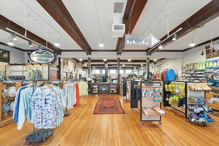 More Photos Of 2975 NE Sandy Blvd, Portland Storefront For Sale