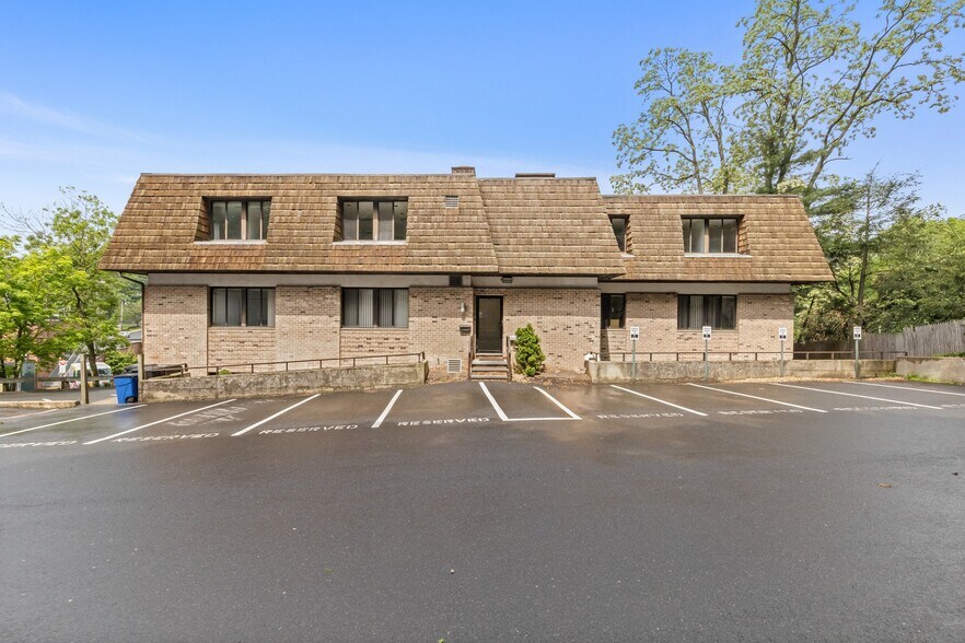 More Photos Of 7 Riversville Rd, Greenwich Medical For Lease