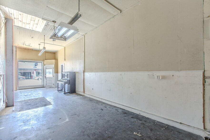 More Photos Of 221 S Main St, McGregor Storefront Retail Office For Sale