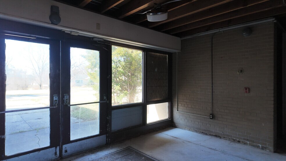 More Photos Of 11700 E Pleasant Lake Rd, Manchester Office For Lease
