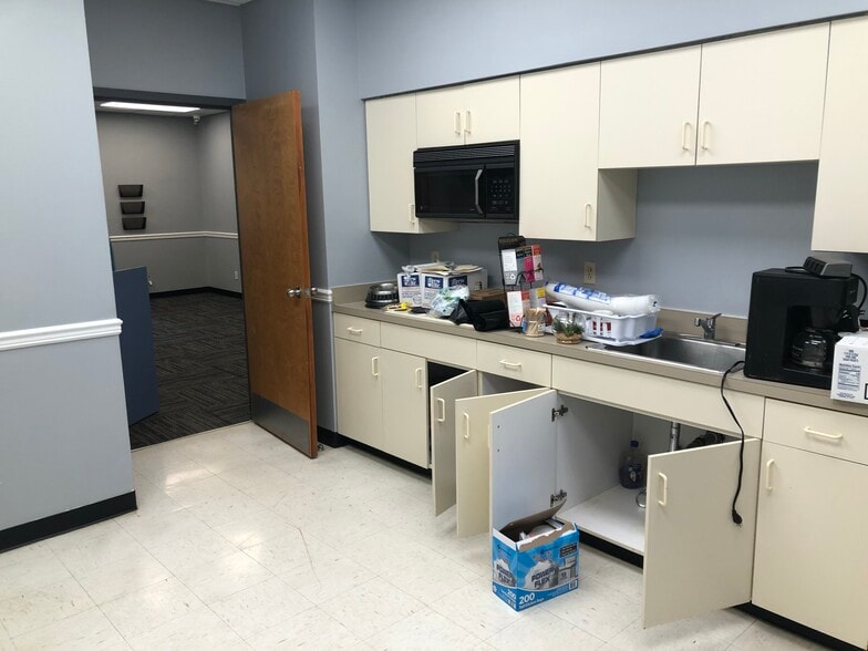 More Photos Of 6 Wesley Ct, Middletown Office For Lease