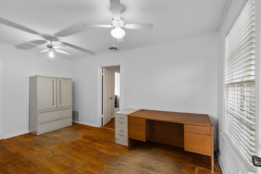 More Photos Of 208 S 31st St, Corsicana Flex For Sale