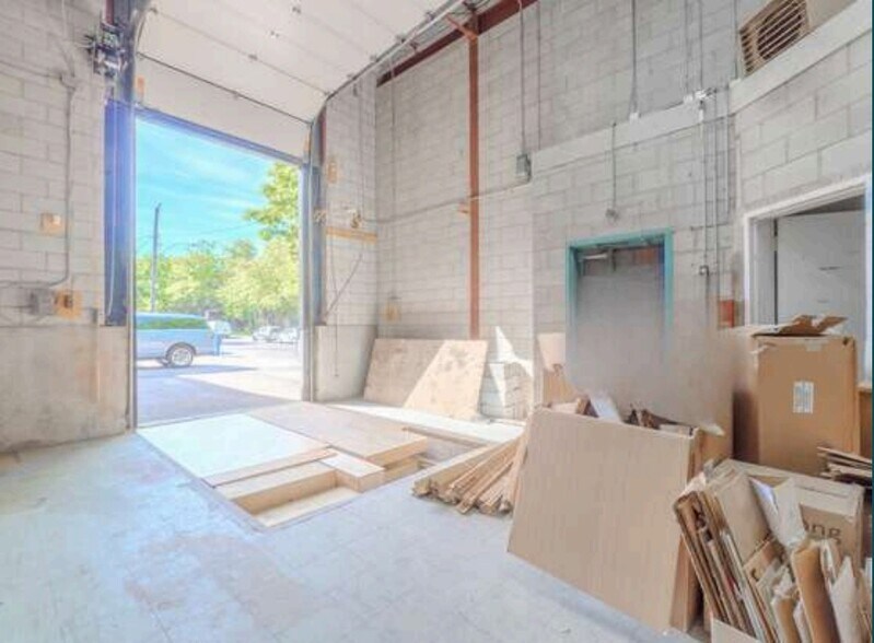 More Photos Of 6674 Av De L'esplanade, Montréal Industrial For Lease