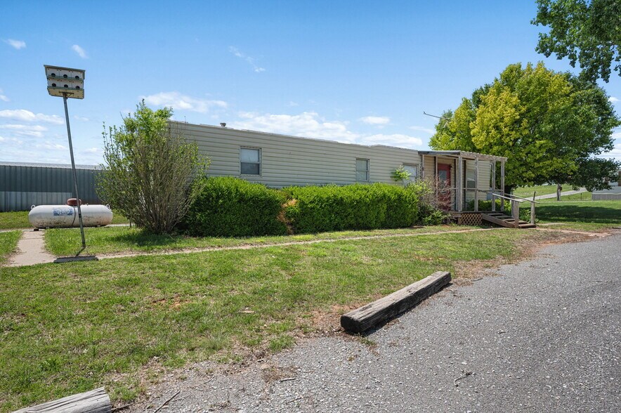 More Photos Of 10277 N 2130 Rd, Foss Convenience Store For Sale