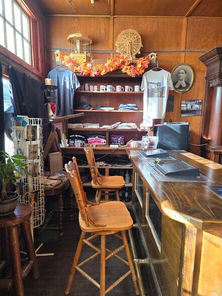 More Photos Of 305 Columbia Ave, Goldfield Bar For Sale