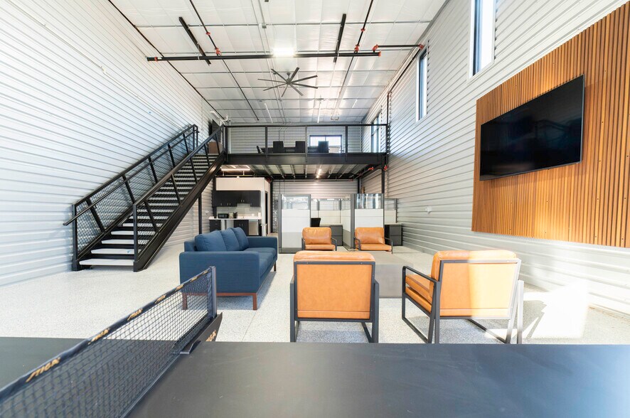 More Photos Of 5380 Ronald Reagan Blvd, Johnstown Flex For Sale