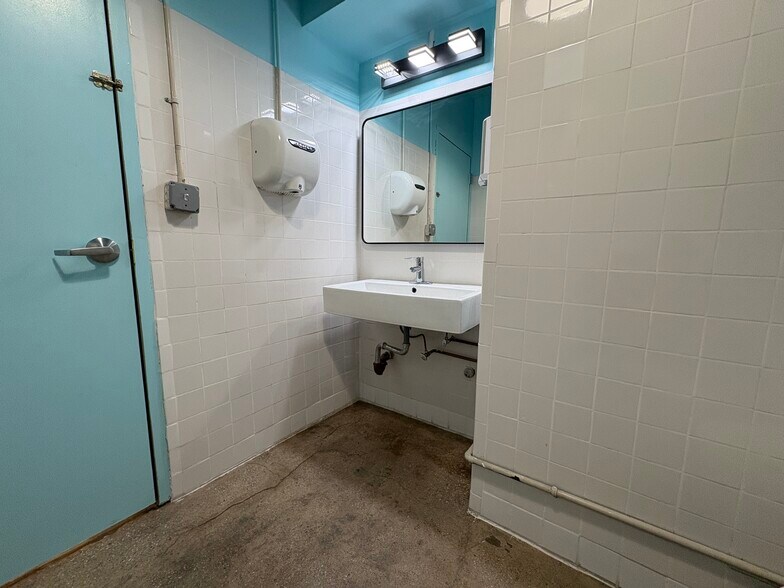 More Photos Of 252 W 38th St, New York Office For Lease