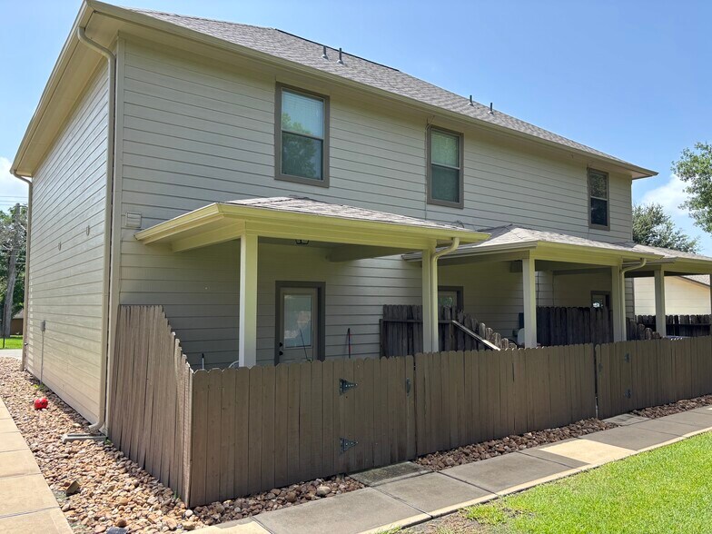 More Photos Of 215 E Luhn St, Bellville Apartments For Sale