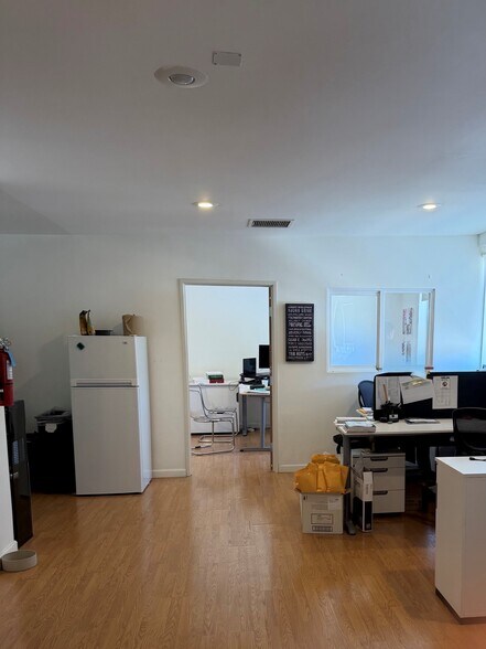 More Photos Of 10451-10463 W Jefferson Blvd, Culver City Warehouse For Lease