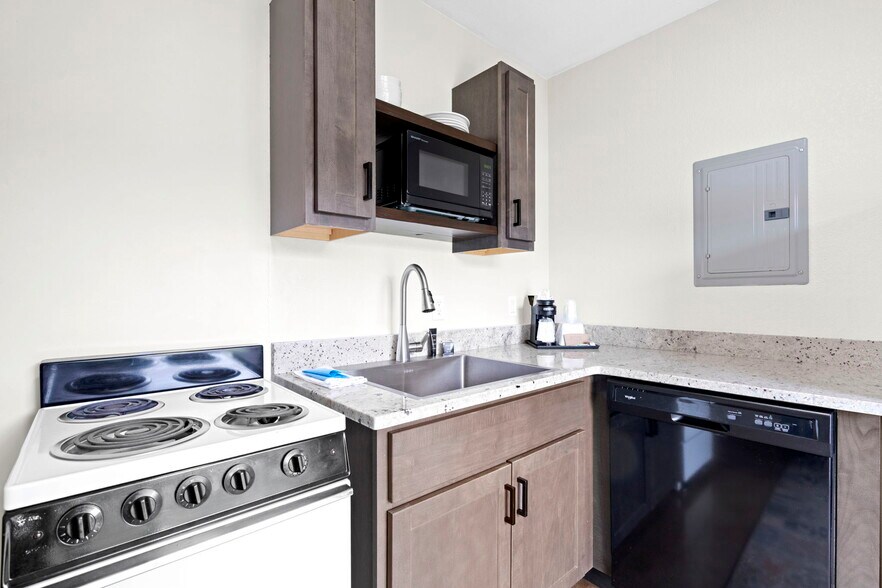 More Photos Of 612 N Lakeshore Dr, Ludington Hotel For Sale